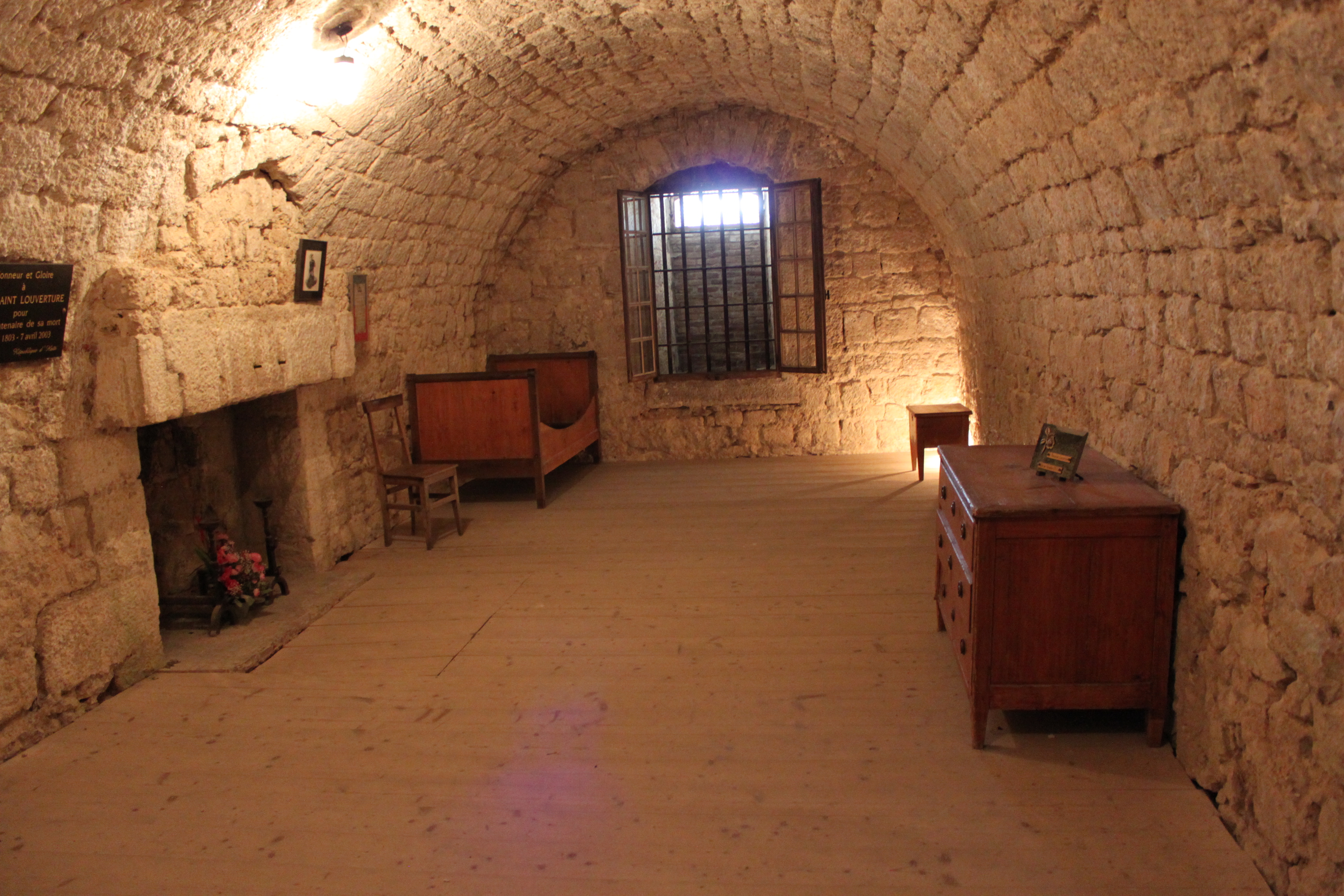 Cellule où a été incarcéré Toussaint Louverture au Fort de Joux, Doubs, Franche-Comté, France. 2011. (cc)Wikimedia/Christophe Finot