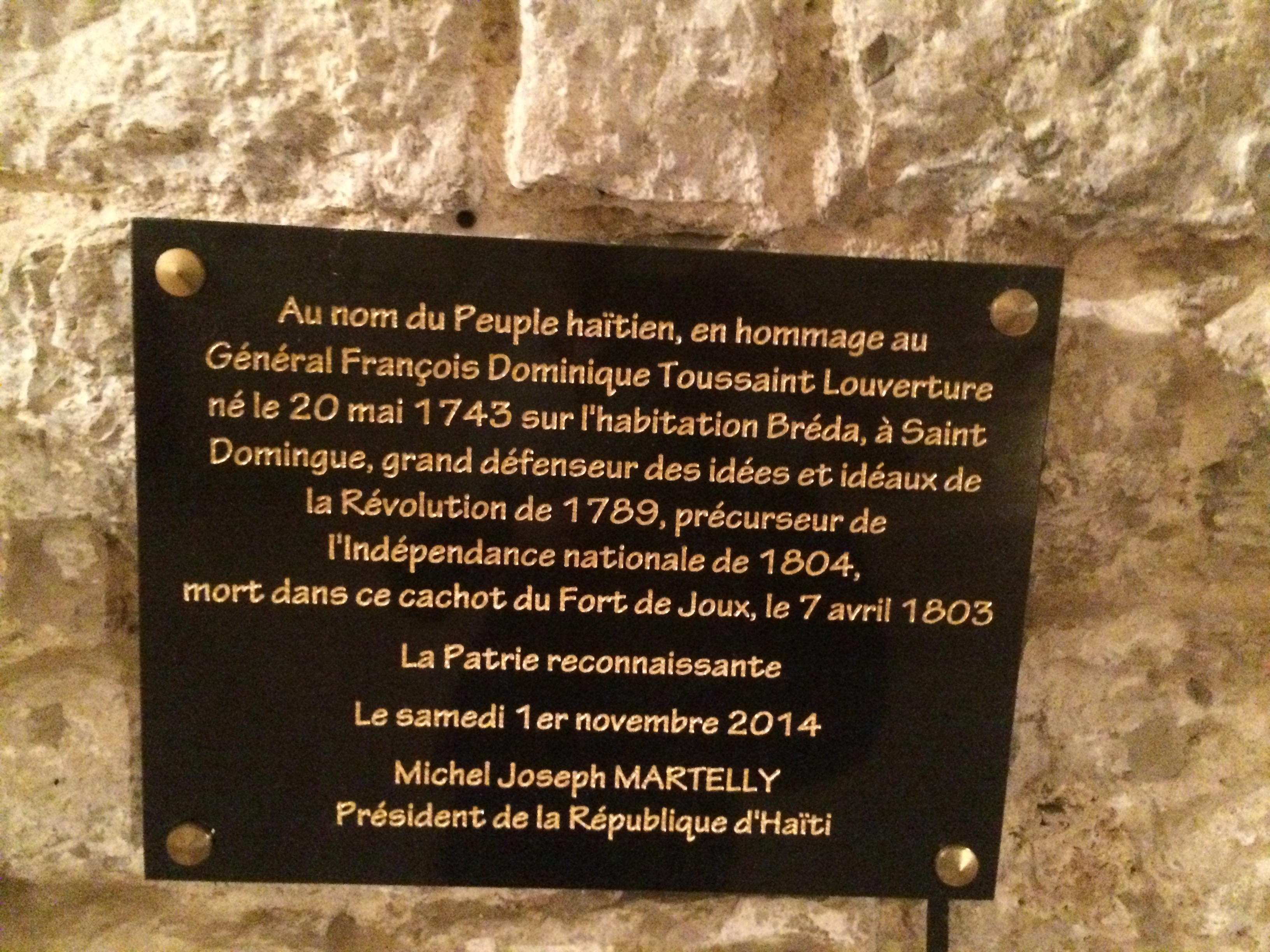 Dans la pièce voisine de la cellule de Toussaint Louverture au fort de Joux, plaque des Routes des abolitions de l'esclavage et des Droits de l'Homme posée en 2008 par Rama Yade, secrétaire d’État. Fort de Joux, 2016. (cc) Wikimedia/Chris93 