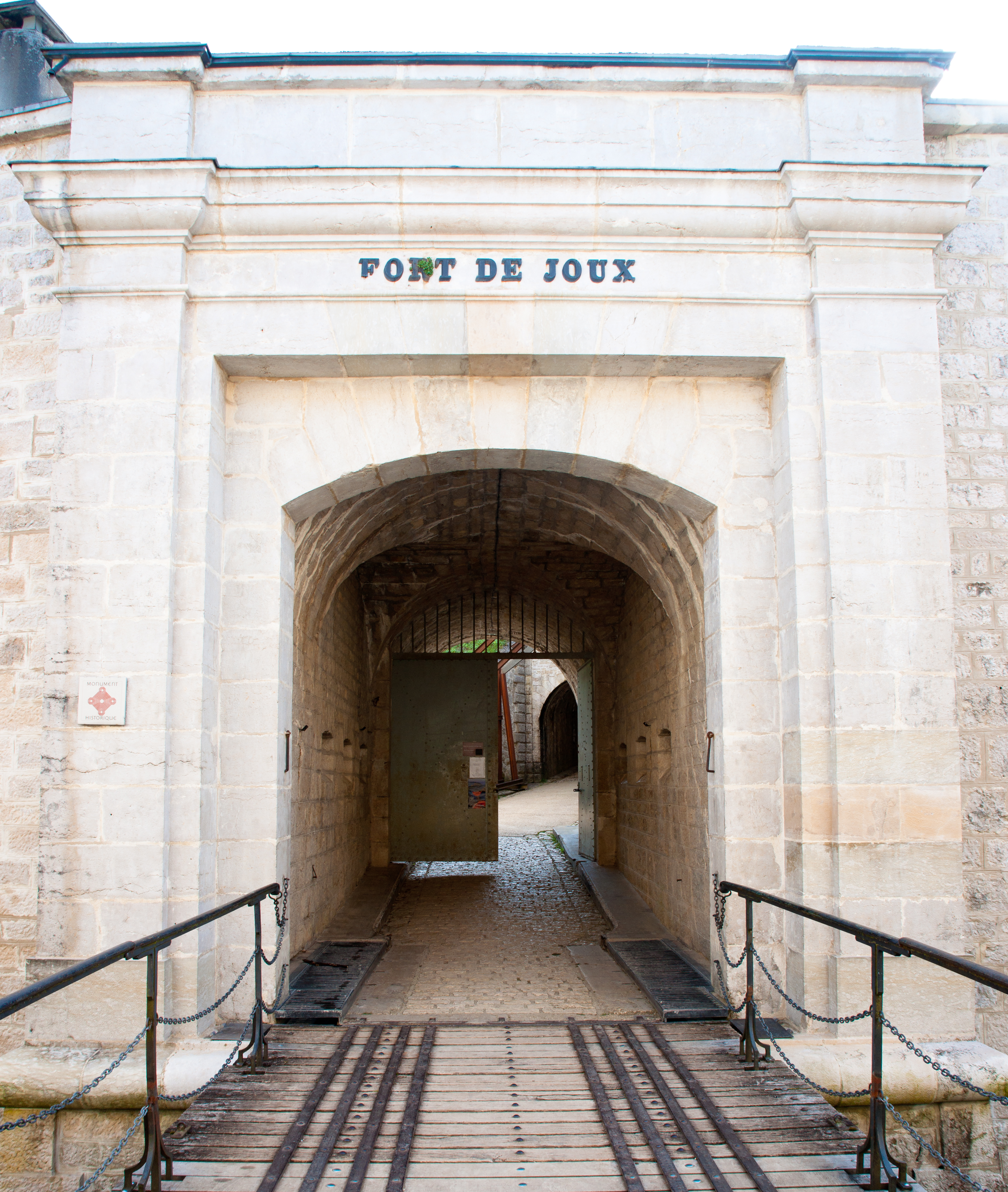 Entrée du fort de Joux. Château de Joux. 2011. (cc)Wikimedia/Ludovic Péron