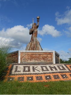 La statue du Chaman amérindien à Matoury 