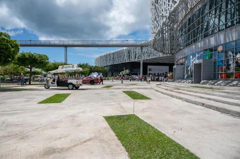 Le Memorial Acte lieu de résistance ou le tambour KA résonne en permanence  pour rappeler et pour empêcher l'esclavage de l'homme par l'homme