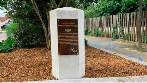 Dans la ville d’Arcueil en région parisienne, une stèle vient d’être érigée pour commémorer l’histoire de l’esclavage colonial, en mai 2025