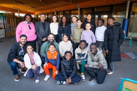 Jeunes participant à la commémoration