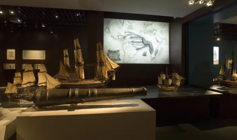 Salle du musée d'Aquitaine : navires, carte et canon 