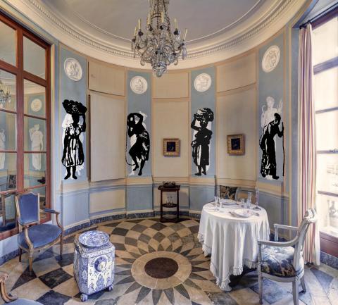 Vue de la salle à manger et de quatre silhouettes exposées dans le cadre de l'exposition