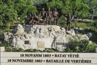 Monument des héros de la batailles de Vertières érigé sous le gouvernement du général Paul E. Magloire (1950 -­1956). 2021. CC Wikimedia Commons/ Kitanago
