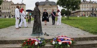 Commémorations devant la statue de Modeste Testas à Bordeaux