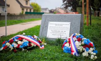 Monument commémoratif et gerbes de fleurs