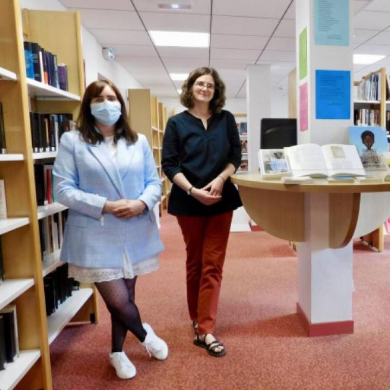 Les bibliothécaires Claire Le Mené et Goedig Uhellou