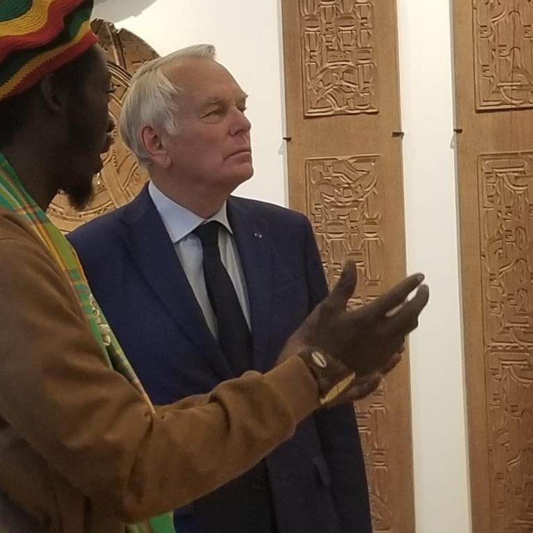 Jean-Marc Ayrault, président de la FME, visitant l'exposition "Marronage, l'art de briser les chaînes" à la Maison de l'Amérique latine