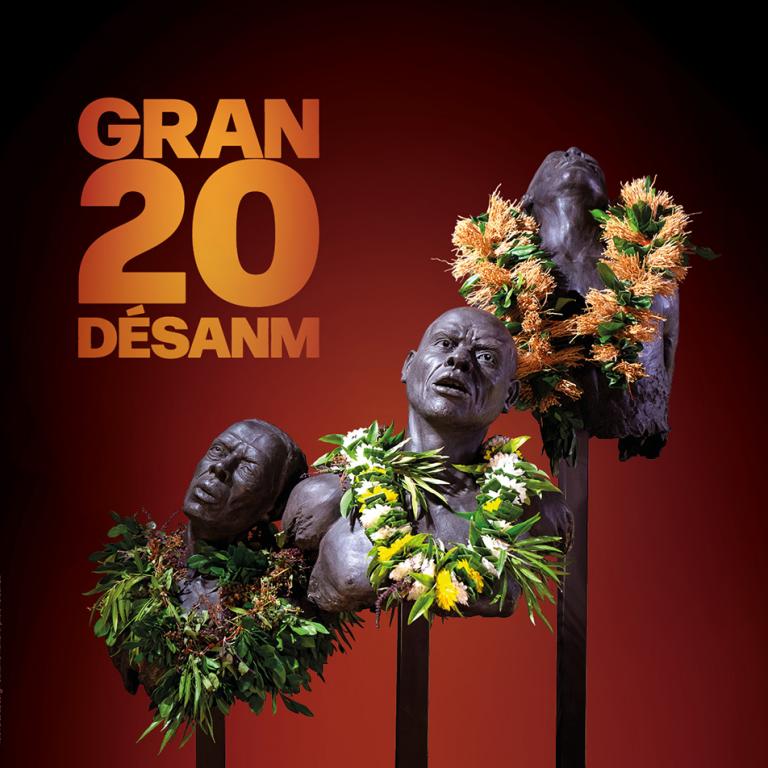Sculpture en céramique de trois esclaves portant autour du cou un collier de fleurs