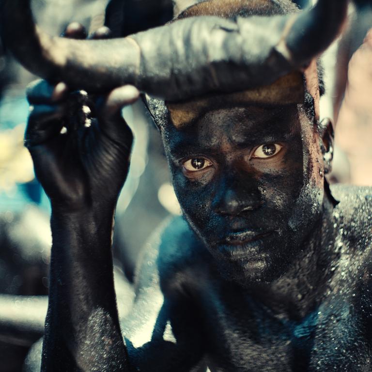 Figure carnavalesque d'un esclave portant des cornes de boeuf rappelant le travail forcé dans les plantations.