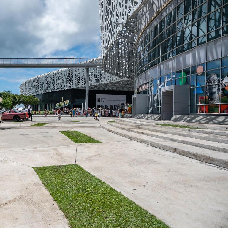 Le Memorial Acte lieu de résistance ou le tambour KA résonne en permanence  pour rappeler et pour empêcher l'esclavage de l'homme par l'homme