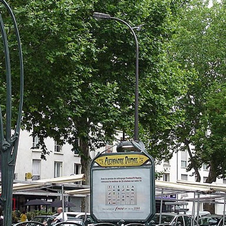 Photographie de la bouche de métro Alexandre Dumas à Paris