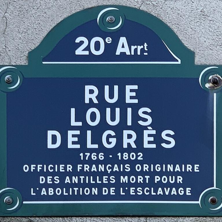 Plaque commémorative en l'honneur de Louis Delgrès dans le 20e arrondissement. 