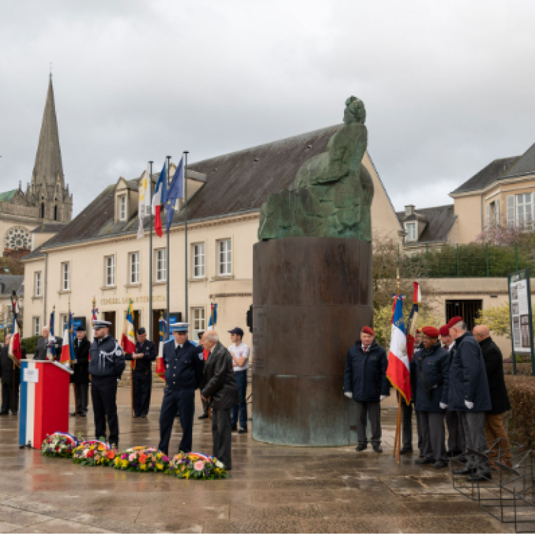 Photographie commémoration à la Ville de Chartres