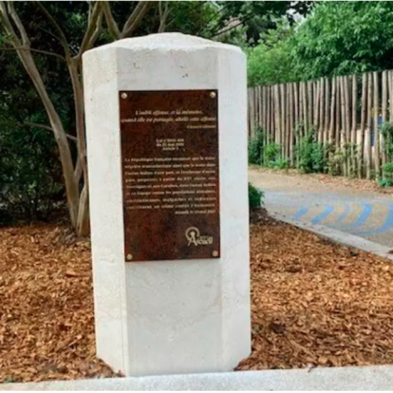 Dans la ville d’Arcueil en région parisienne, une stèle vient d’être érigée pour commémorer l’histoire de l’esclavage colonial, en mai 2025