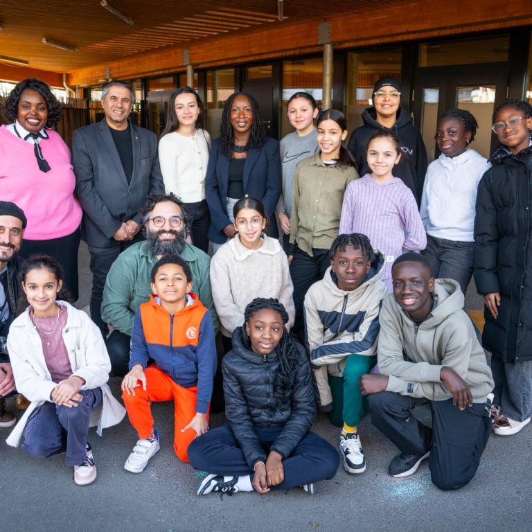 Jeunes participant à la commémoration