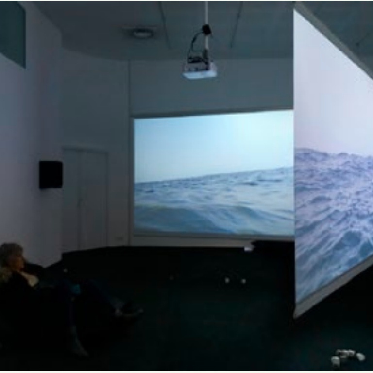 Photographie de l'installation immersive "Dunking Island"