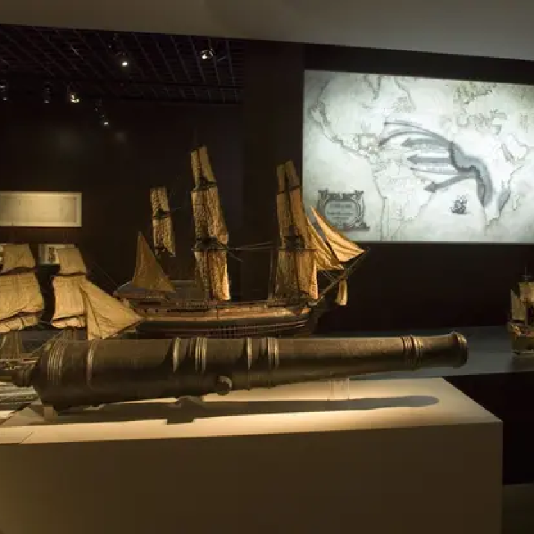 Salle du musée d'Aquitaine : navires, carte et canon 