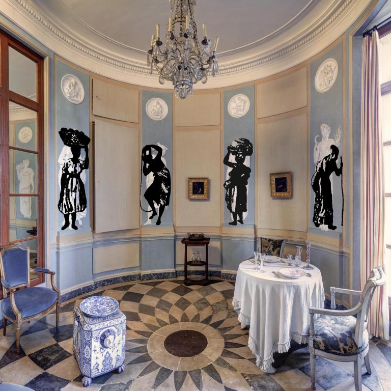 Vue de la salle à manger et de quatre silhouettes exposées dans le cadre de l'exposition